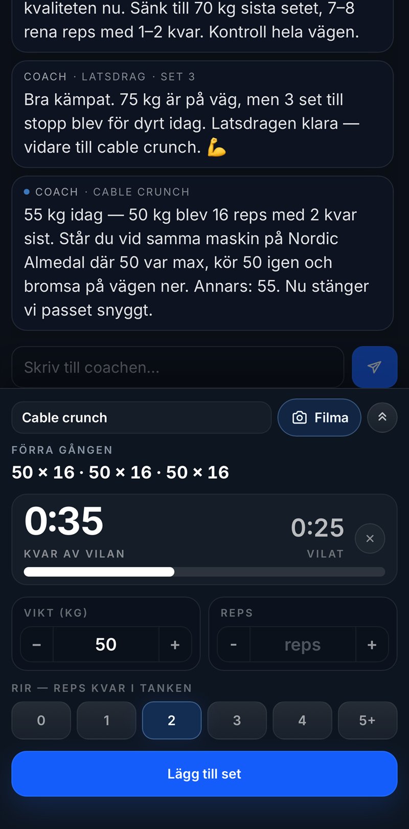 Coachen väljer nästa vikt mitt i passet och minns vad maskinen maxar på ett annat gym